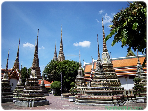 วัดพระเชตุพนวิมลมังคลารามราชวรมหาวิหารถือได้ว่าเป็นวัดที่มีพระเจดีย์มากที่สุดในประเทศไทย โดยมีจำนวนประมาณ 99 องค์
